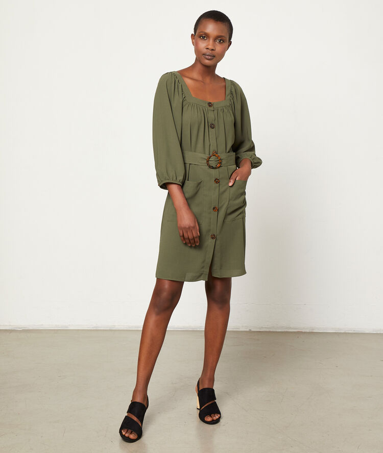 Robe boutonnée et ceinturée kaki.