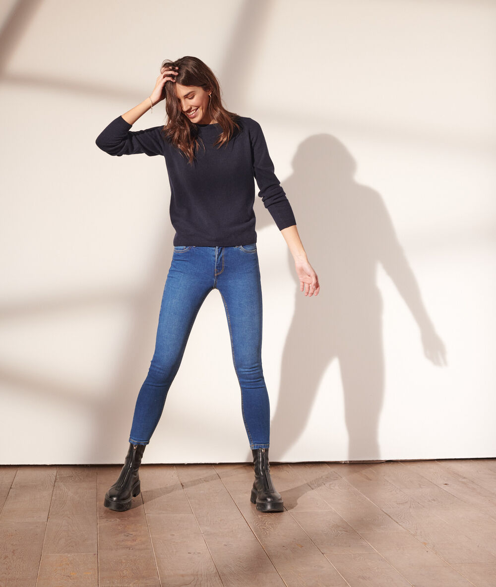 Pull col bateau en cachemire bleu marine.