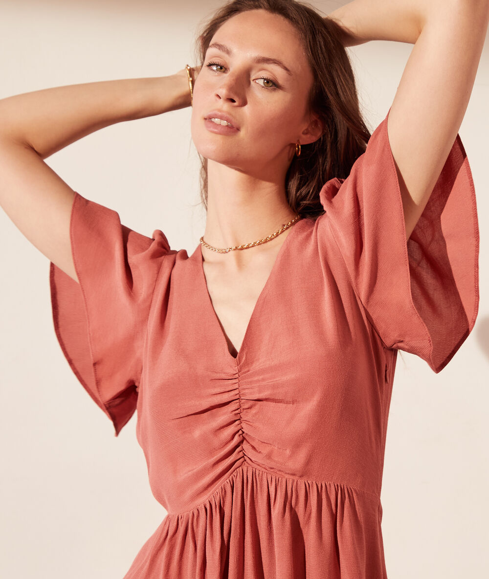 Robe dos ouvert manches à volants rose.