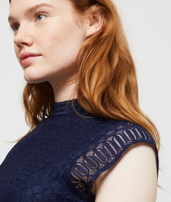 Robe dos ouvert en dentelle guipure marine.