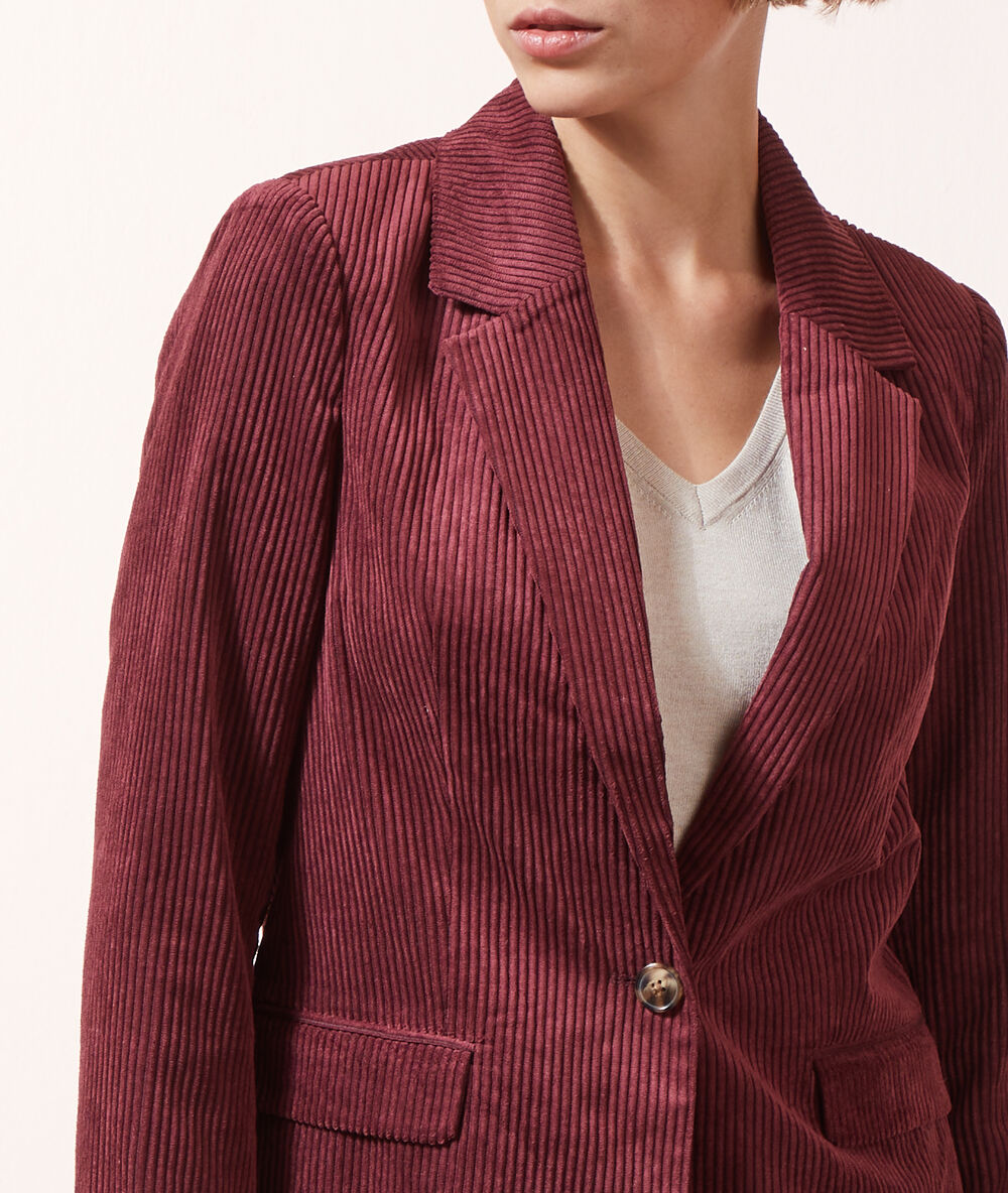 Veste de tailleur en velours côtelé bordeaux.