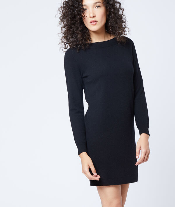 Robe pull en cachemire noir.