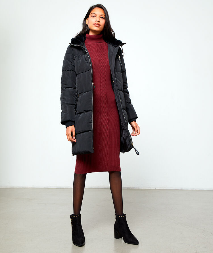 Robe pull à col roulé bordeaux.