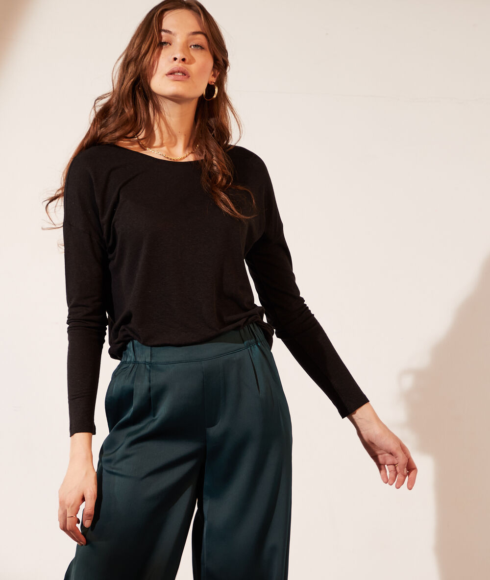 Pull avec dentelle dans le dos noir.