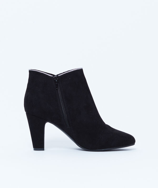 Bottines à talons liséré métallisé noir.