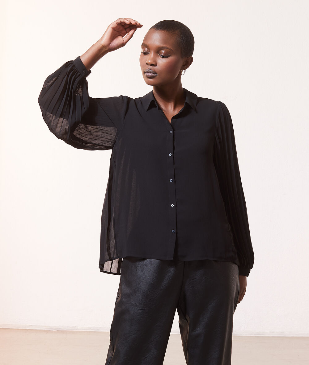 Chemise à volage plissé noir.