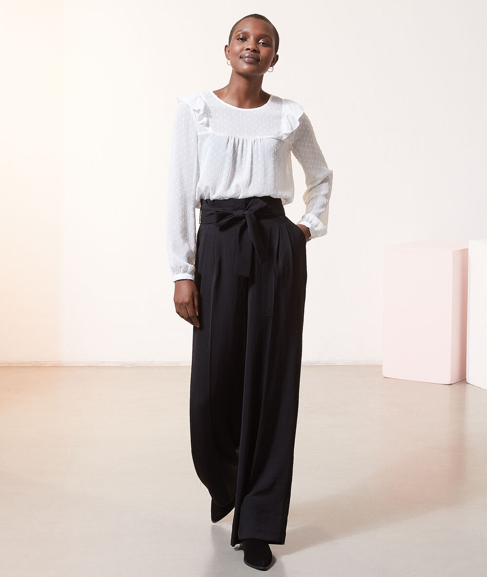 Blouse en plumetis ecru.