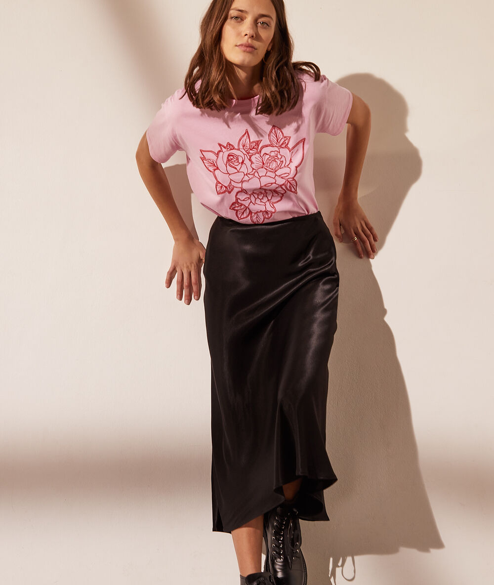 T-shirt avec roses brodées guimauve.