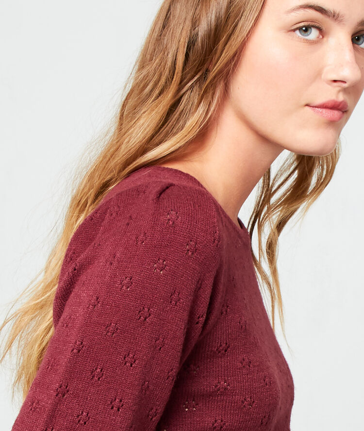 Pull en maille pointelle bordeaux.