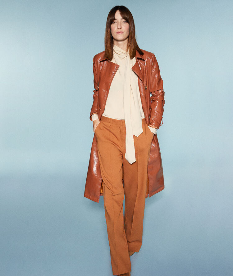 Pantalon large marron.
