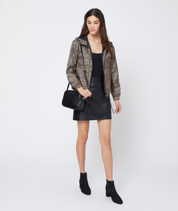 Blouson à imprimé léopard noir.
