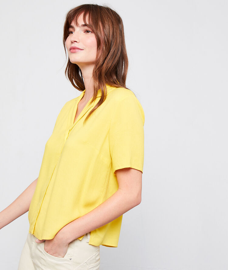 Chemisier fluide jaune.