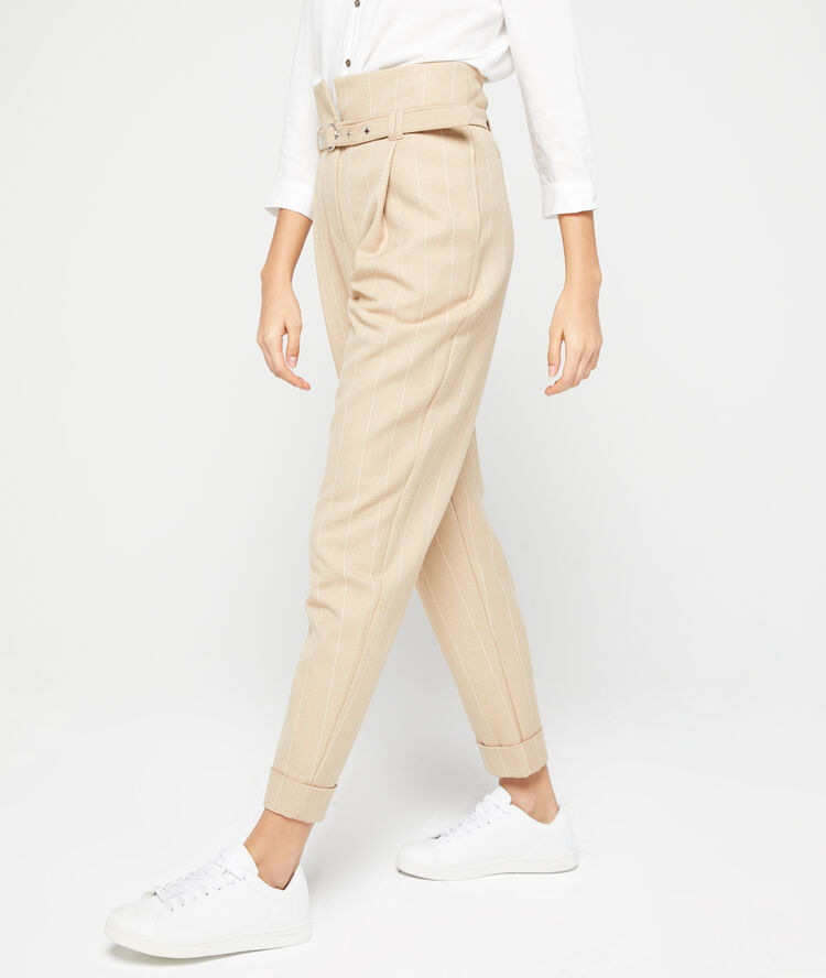 Pantalon carotte ceinturé camel.