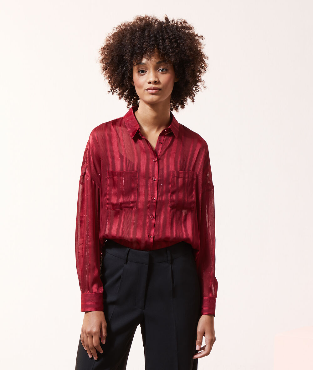 Chemise rayée à fils métallisés cerise.