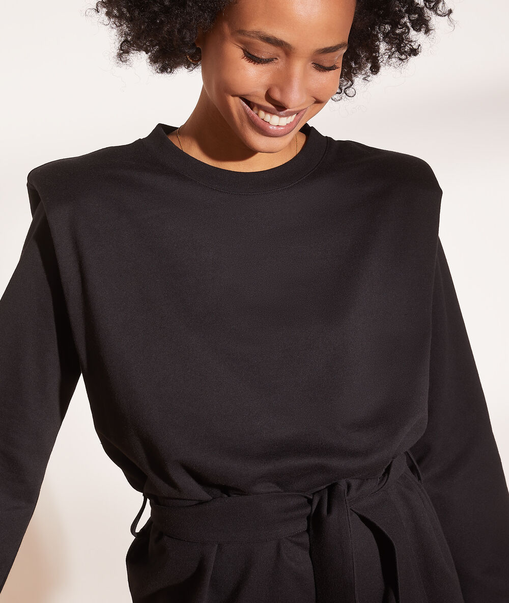 Robe épaulettes ceinturée noir.