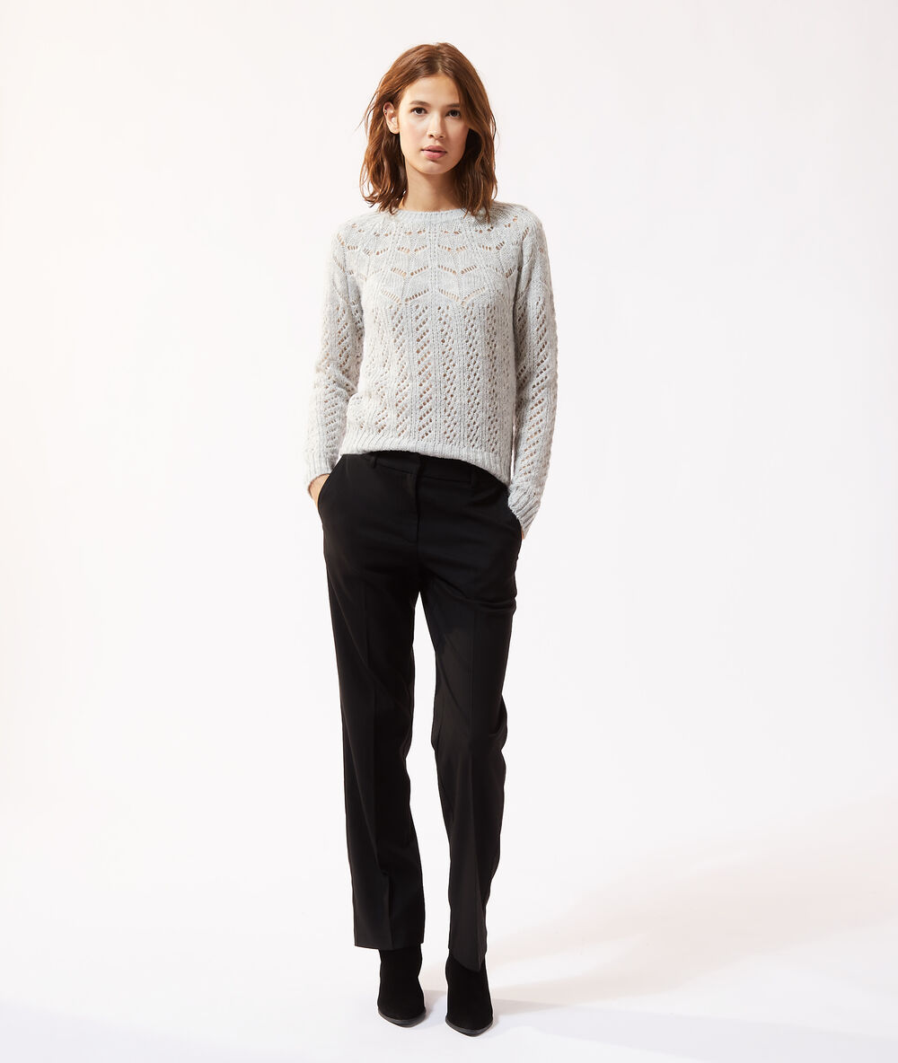 Pull en maille ajourée gris chine clair.