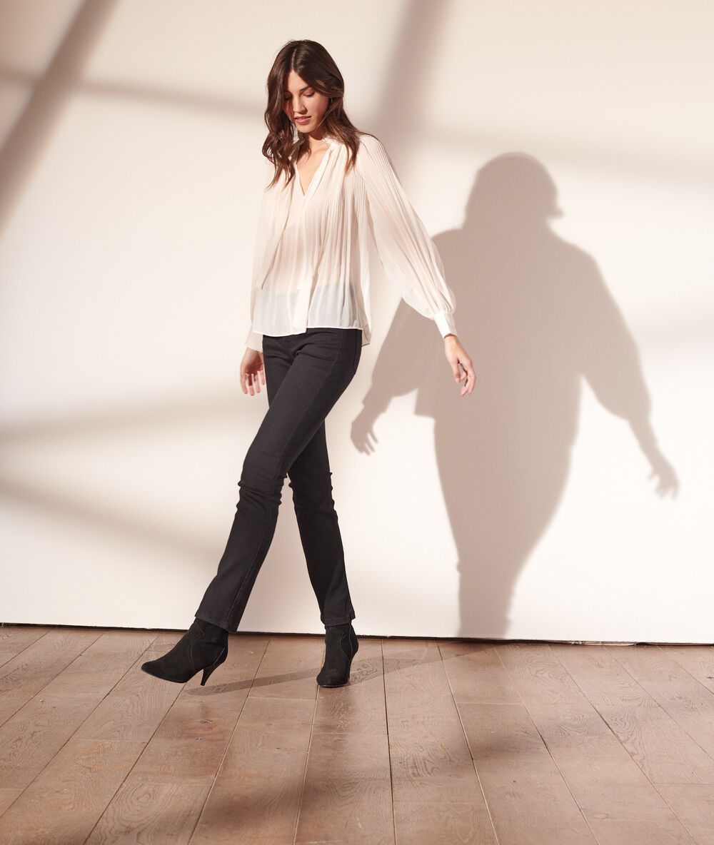 Blouse plissée, col à volants ecru.