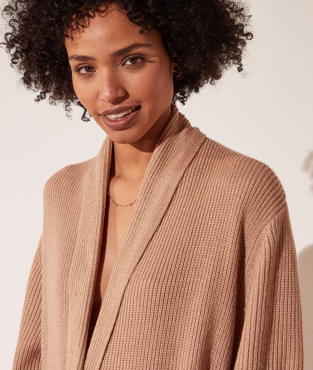 Cardigan long en maille camel.