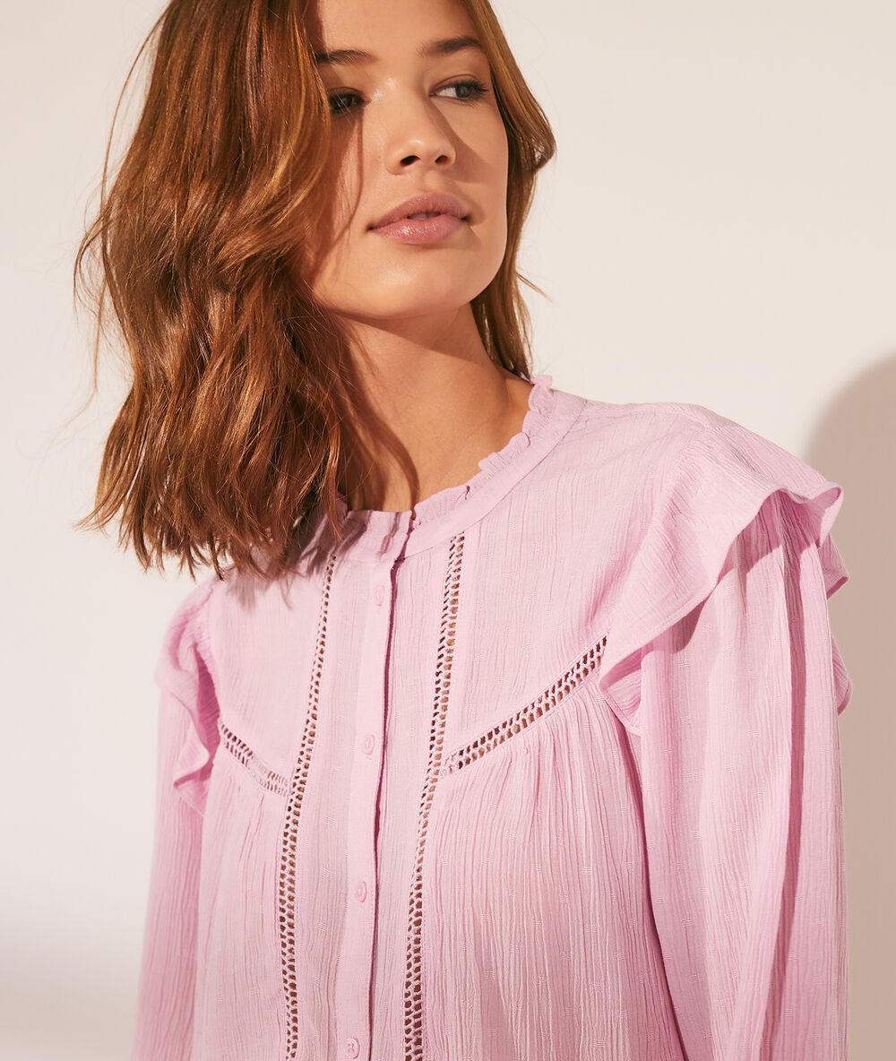 Chemise à volants avec détails en dentelle guimauve.