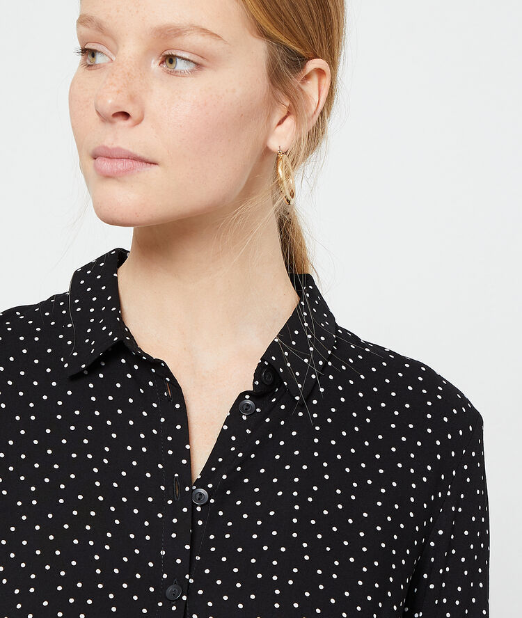 Robe chemise à pois noir.