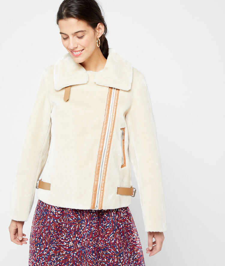 Blouson en fausse fourrure beige rose.