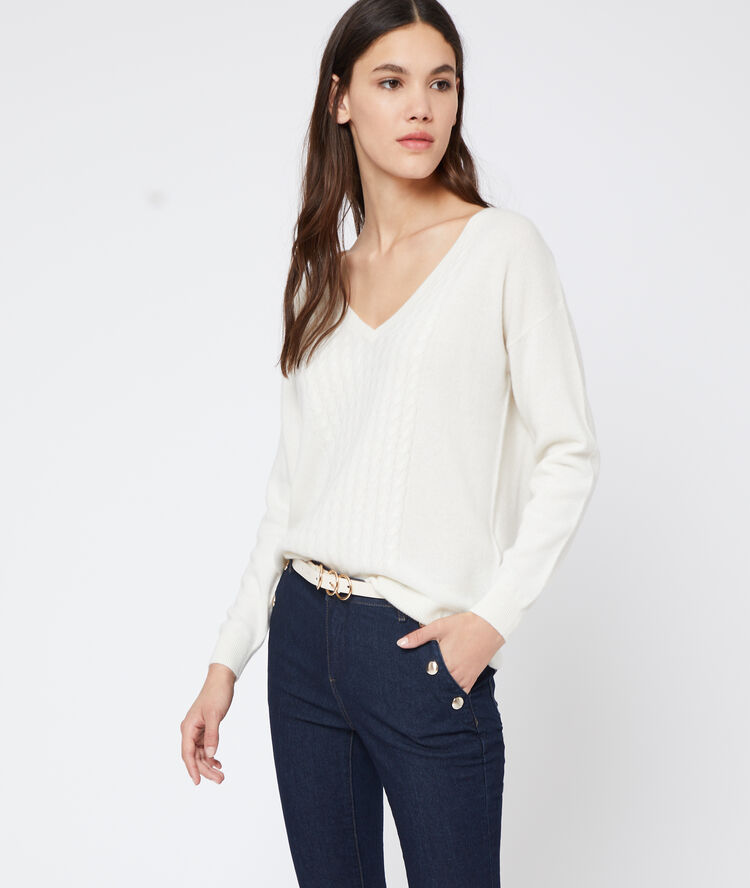 Pull torsadé en cachemire ecru.