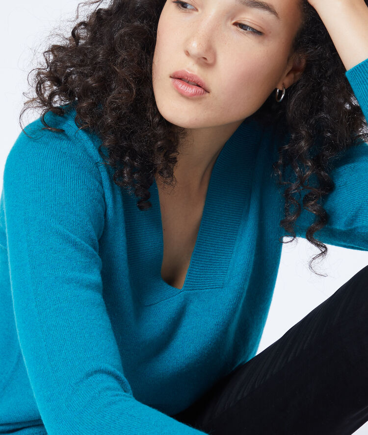 Pull col v en cachemire turquoise.