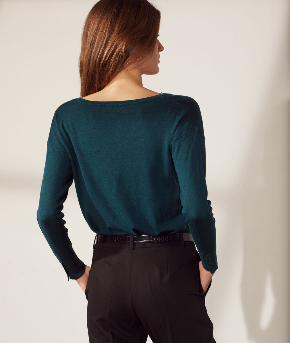 Pull col v en maille fine vert paon.