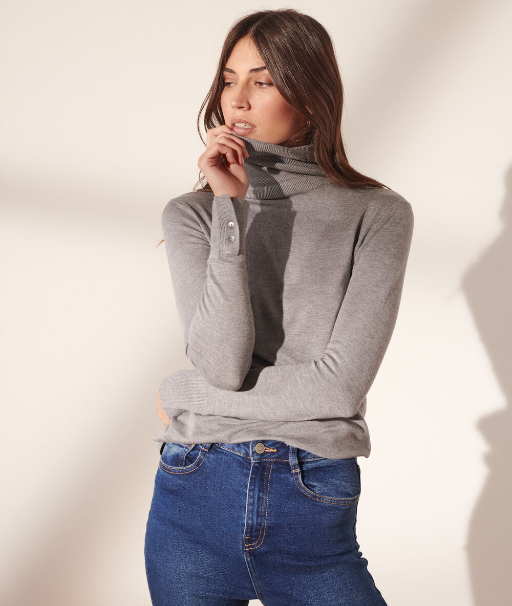 Pull fin col roulé gris chine.