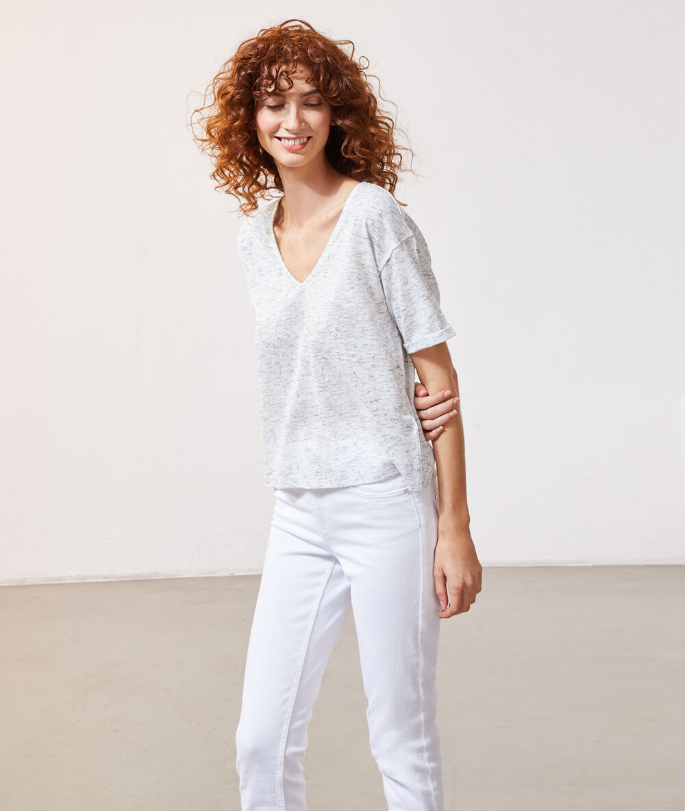 T-shirt col v gris chine.