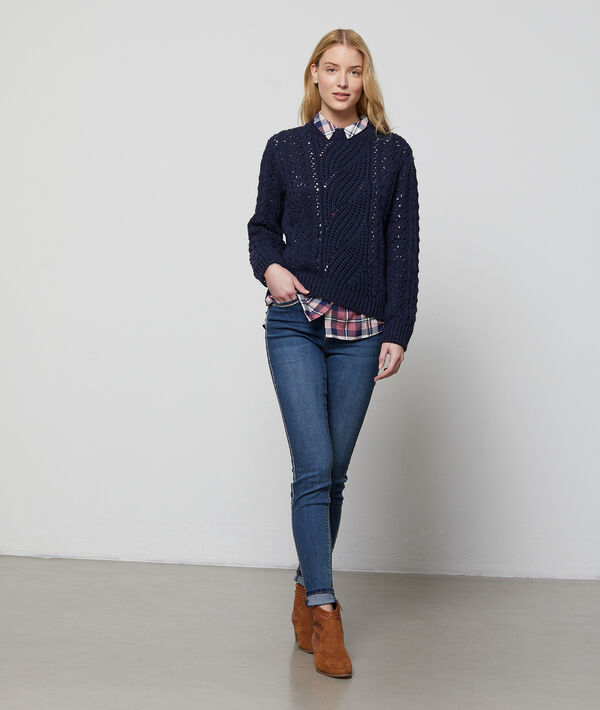 Pull en grosse maille torsadée bleu.