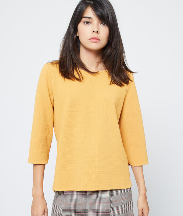 Sweat-shirt à col rond ocre.