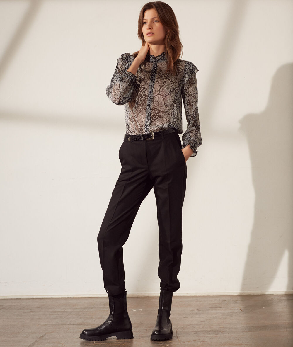 Chemise transparente manches volants noir.