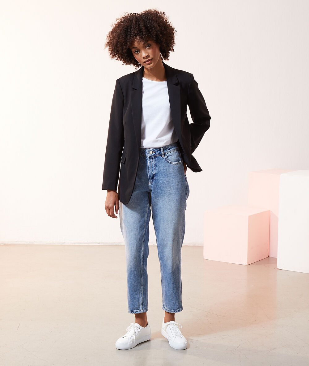 Veste de tailleur cintrée noir.
