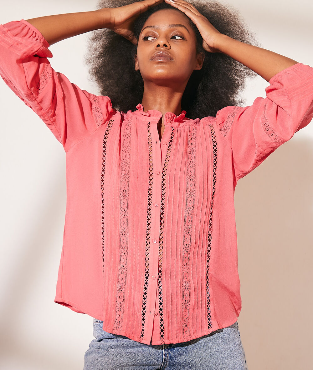 Blouse ajourée détails dentelle rose.