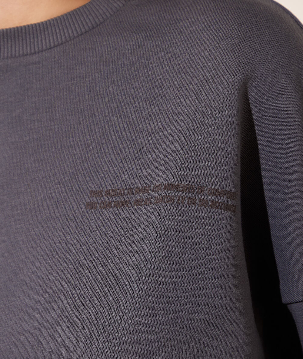 Sweat bleu gris.
