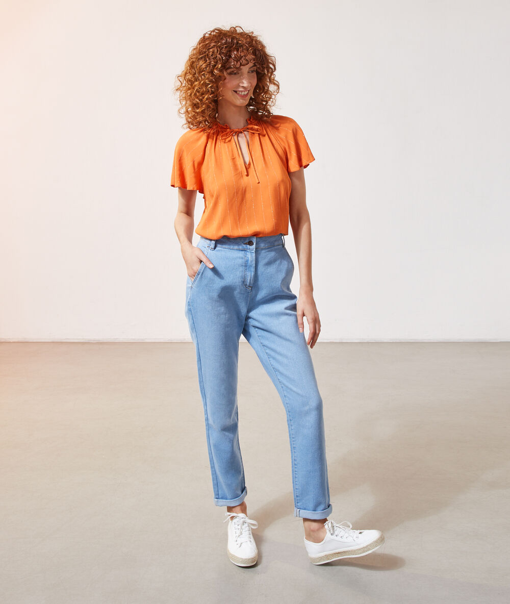 Blouse manches à volants orange.