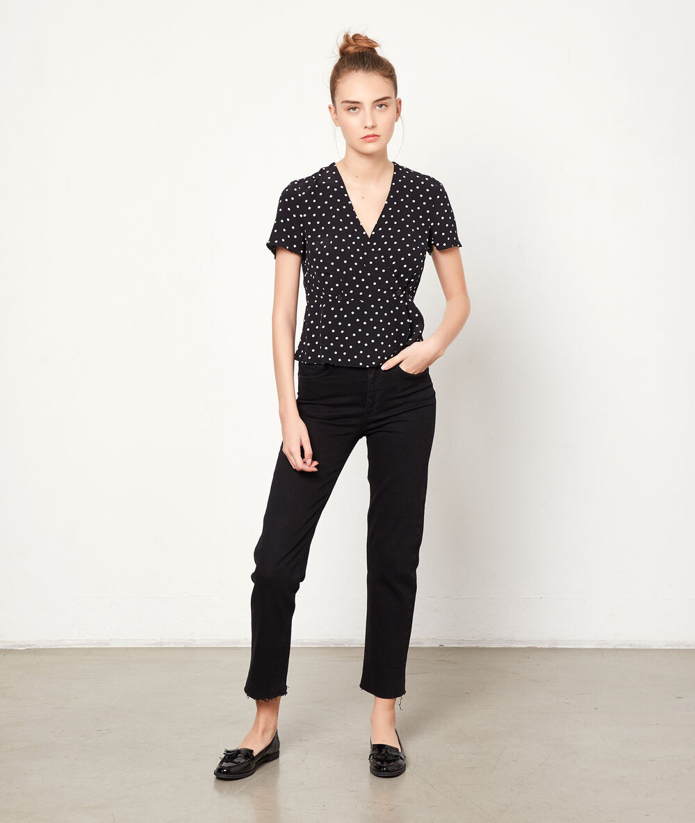 Blouse cache-coeur à pois noir.