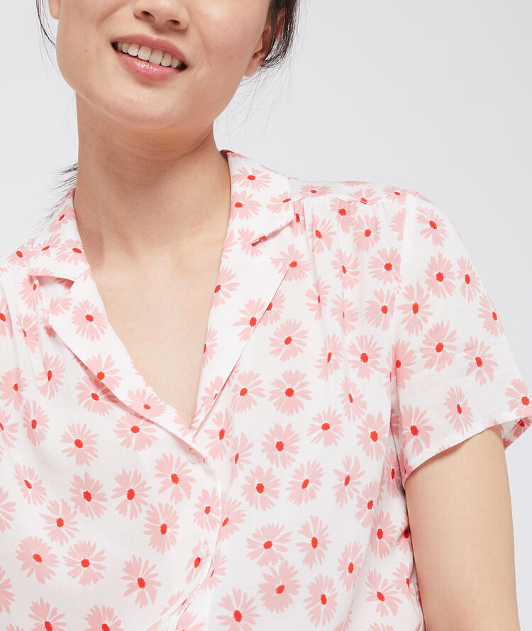 Chemisier noué à imprimé fleuri rose pale.