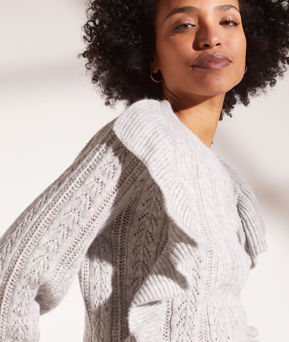 Pull en maille à volants gris clair.