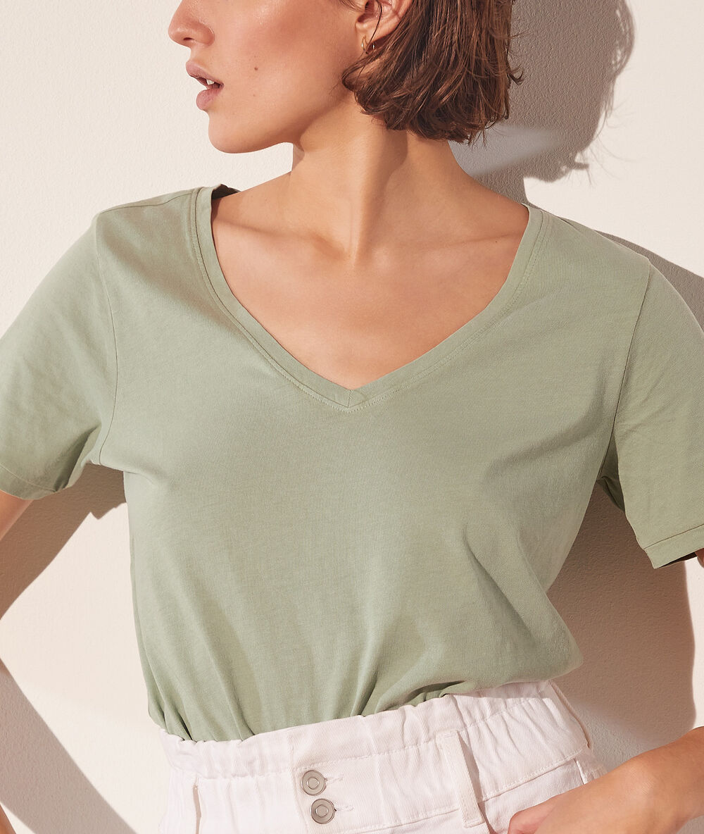 T-shirt col v sauge.