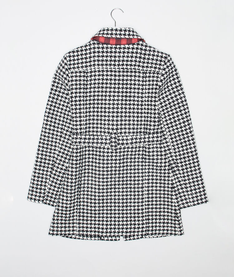 Manteau ceinturé à motifs pied de poule noir.