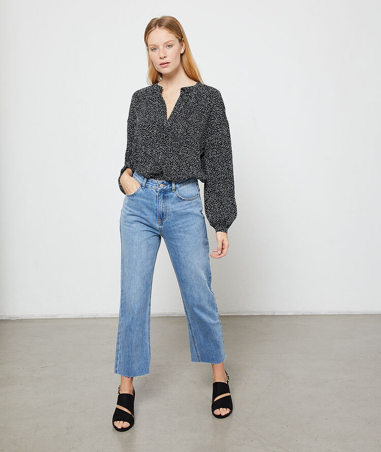 Blouse à motifs coeur noir.