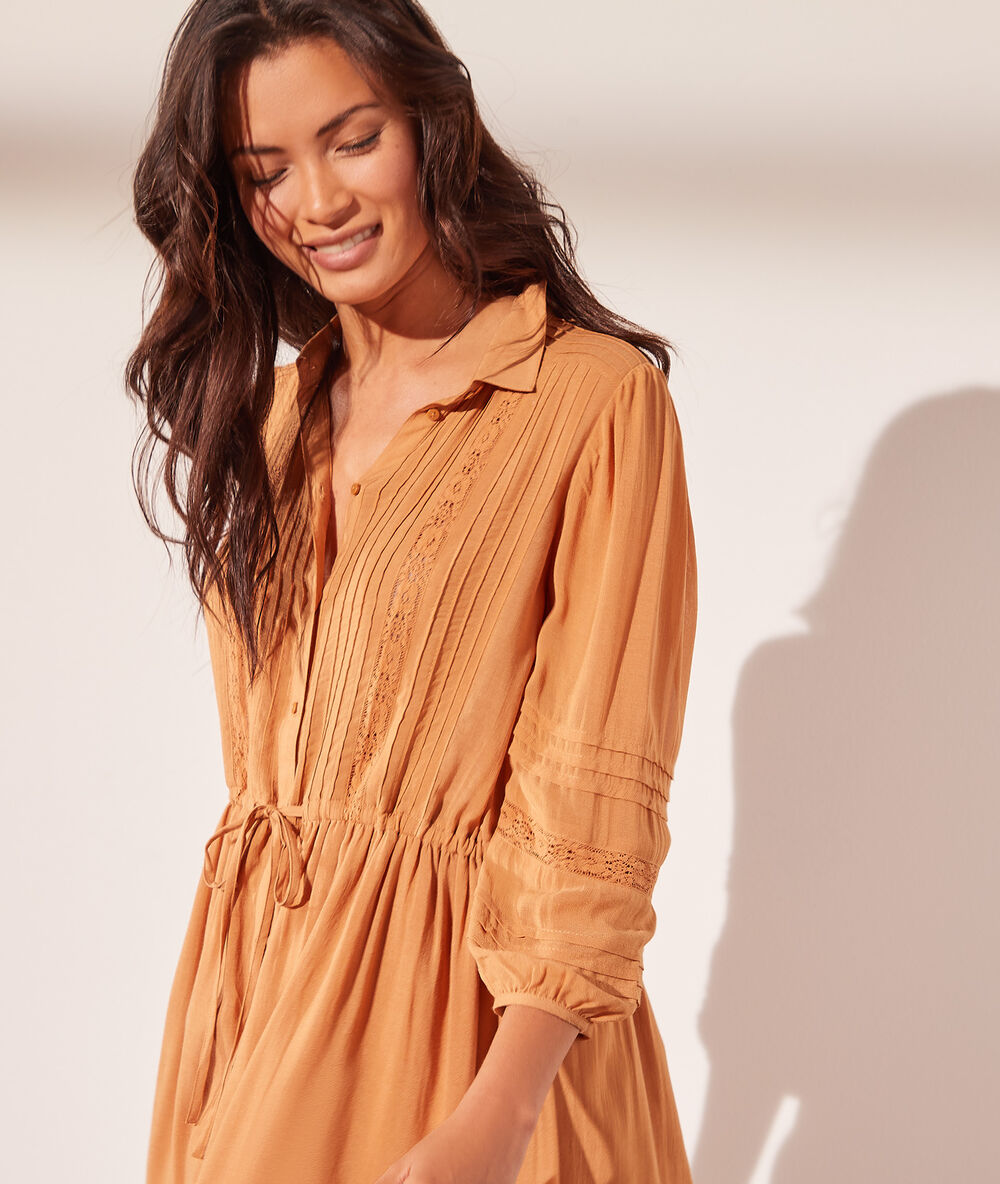 Robe courte détails ajourés camel.