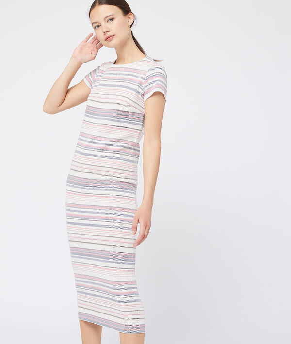 Robe longue à rayures écru.