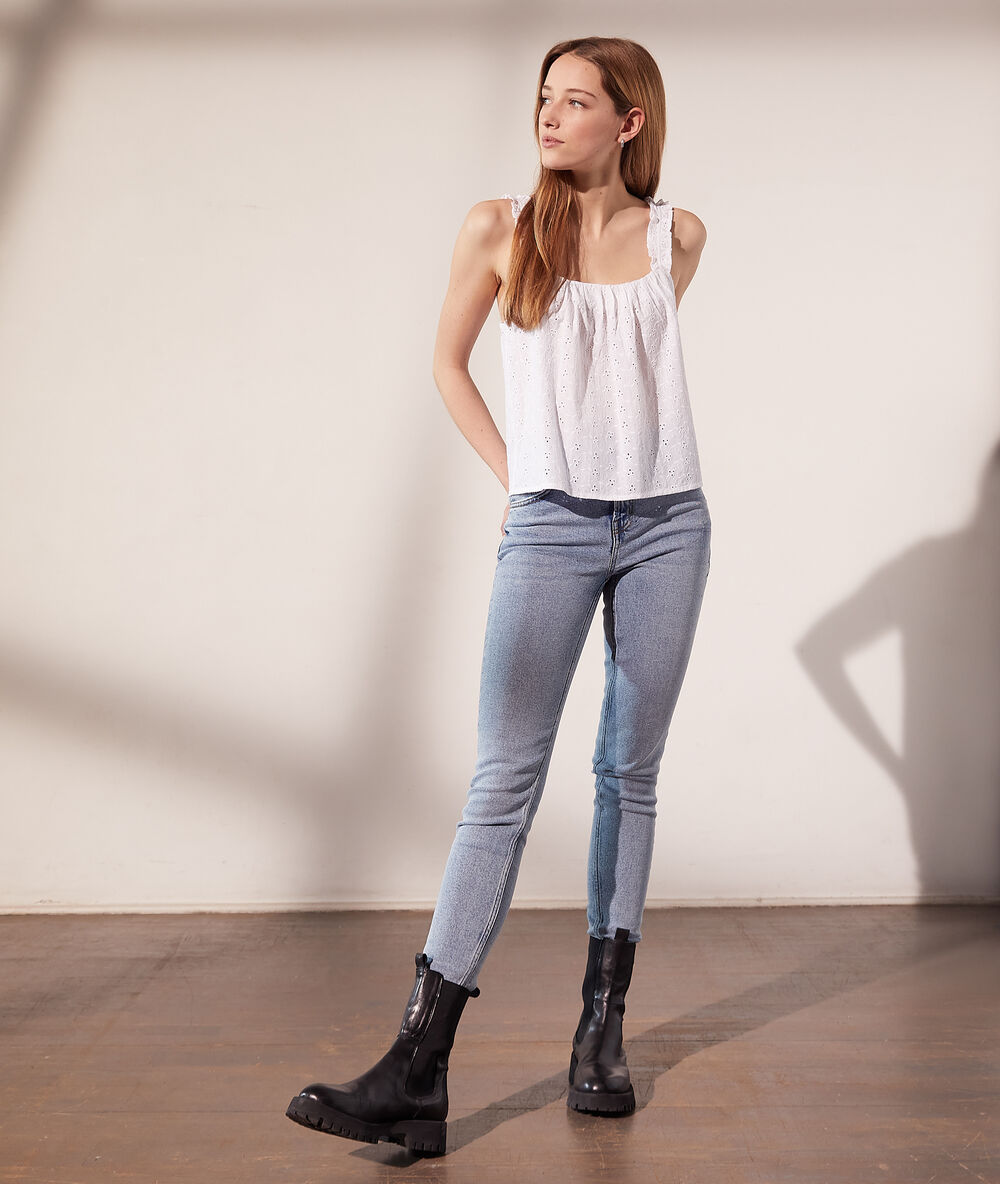 Top broderie anglaise ecru.