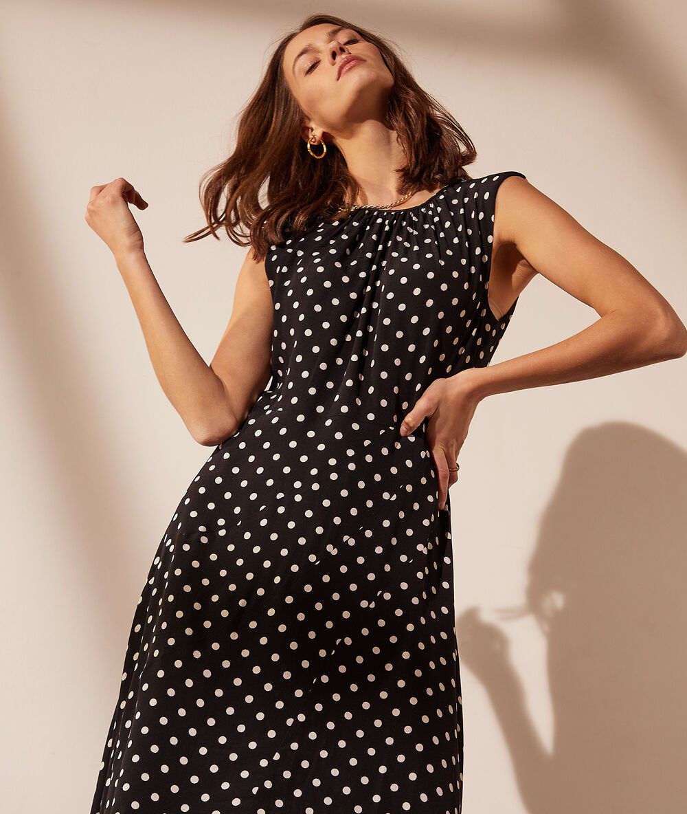Robe longue à pois noir.