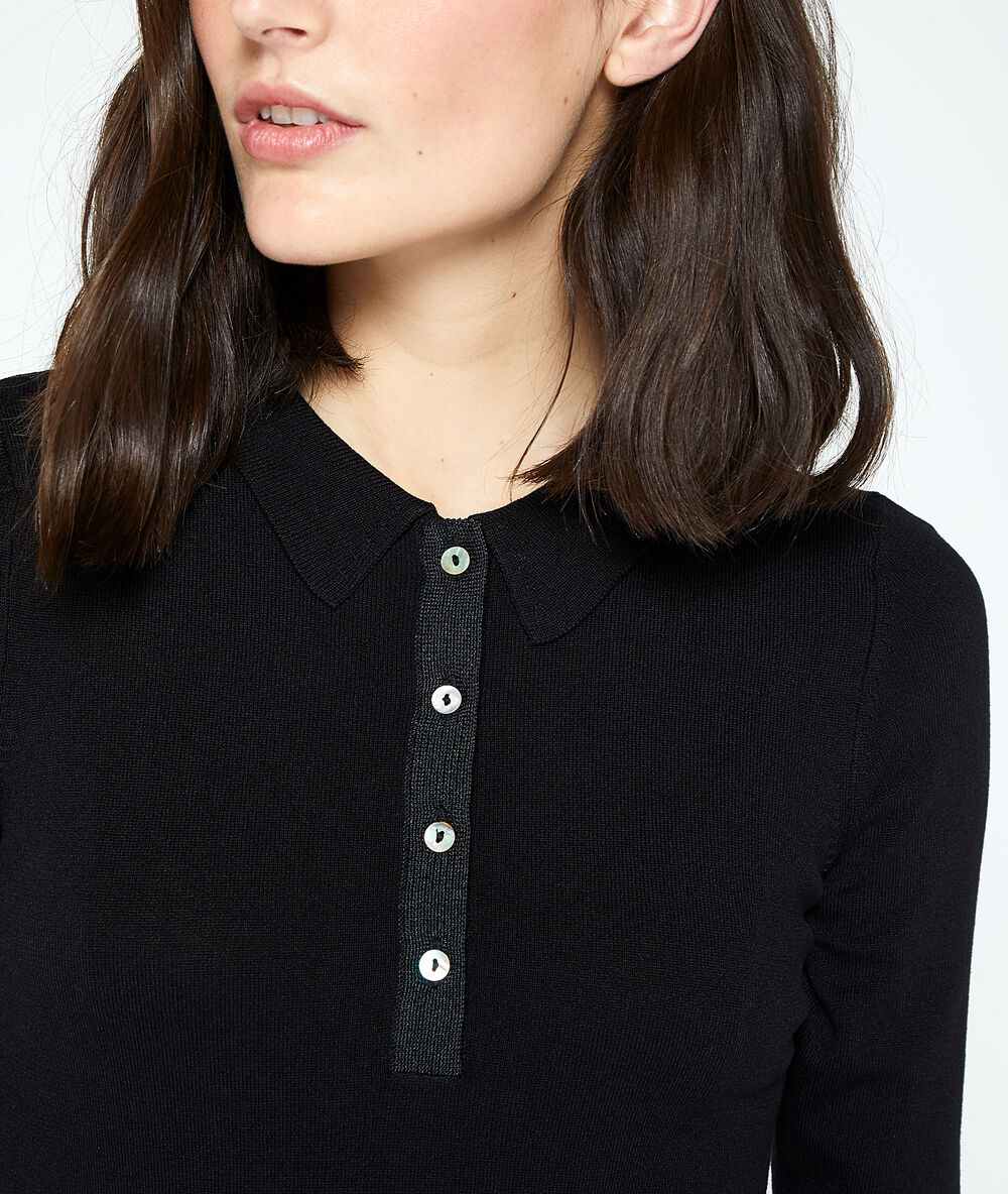 Polo en maille fine noir.