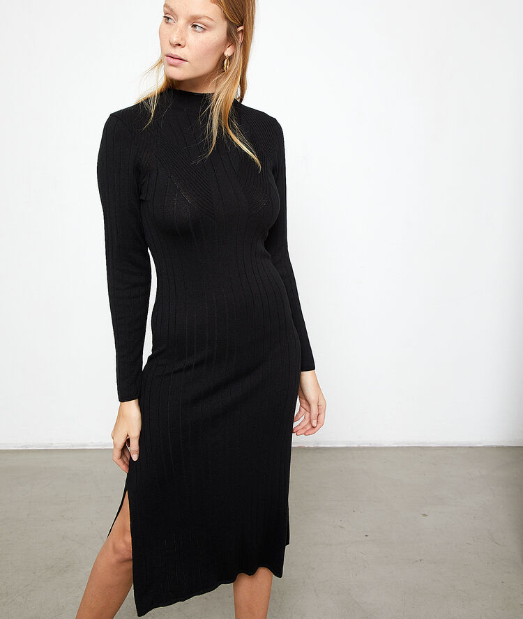 Robe pull côtelée noir.