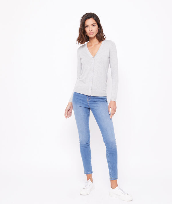 Cardigan boutonné gris chine clair.